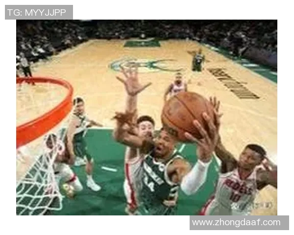 火箭队与雄鹿队激战正酣球迷热情高涨精彩瞬间回顾